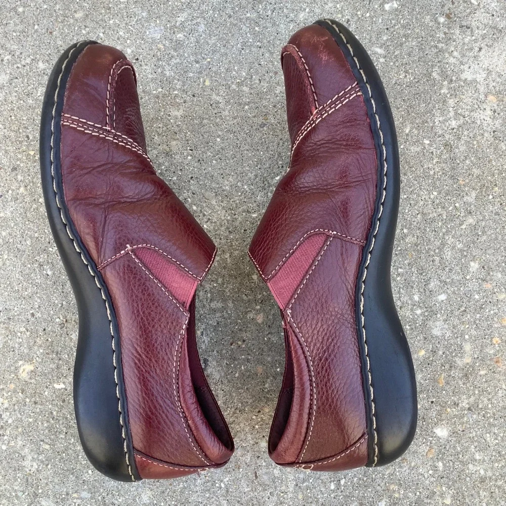 Clarks Bendables Womens 9M Burgundy Leather Slip On Loafers Button Detail 63066